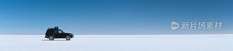 4WD在Uyuni Salar de玻利维亚Altiplano